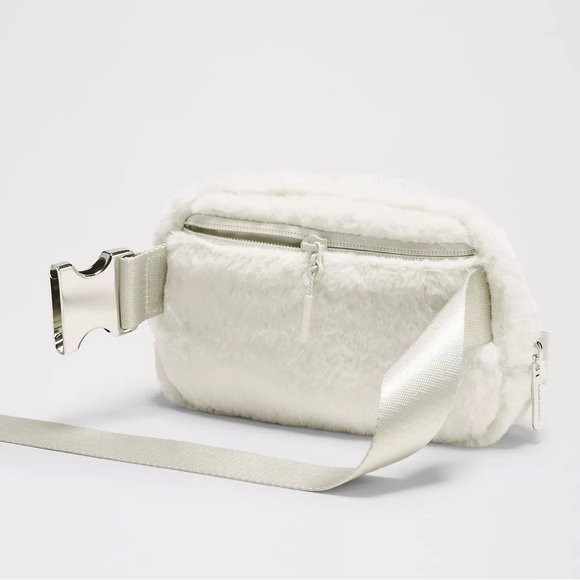 Lululemon Everywhere Belt Bag - Plush Fleece - Picture 2 of 5